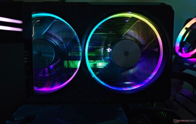 风扇上的 RGB 效果