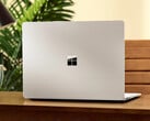 据报道,Surface “Minos” 将提供黑色和铂金两种配色,图中所示为 Surface Laptop 8。