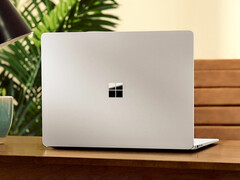 据报道,Surface “Minos” 将提供黑色和铂金两种配色,图中所示为 Surface Laptop 8。