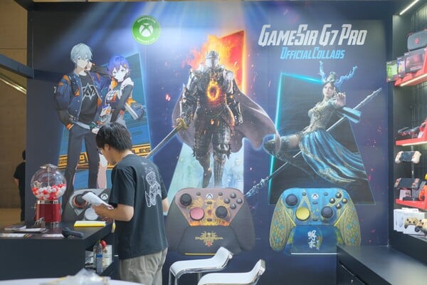 东京电玩展上展出的 GameSir G7 Pro Dragon's Dogma Edition Wireless Controller for Xbox。(图片来源：GameSir）