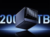配备128GB统一内存的配置可在本地运行120B级模型。图为：一张突出显示NAS总存储容量的宣传图片。