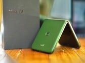 得益于全新的钛合金铰链，摩托罗拉 Razr Plus 2026 具备更高的稳定性和耐用性。