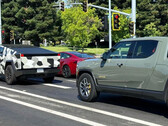 Cybertruck 与 Rivian R1T 的设计对比(图片:CTOwnersClub)