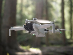 Mini 4 Pro 仍是大疆最新发布的 249 g 无人机。(图片来源：DJI - 已编辑）