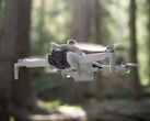 Mini 4 Pro 仍是大疆最新发布的 249 g 无人机。(图片来源：DJI - 已编辑）