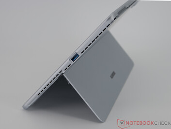 右：1 × USB 3.0 Type-A