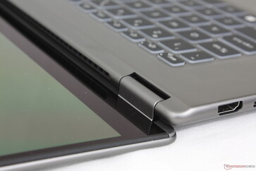 与 XPS 16 不同，盖子几乎只能完全旋转 180 度