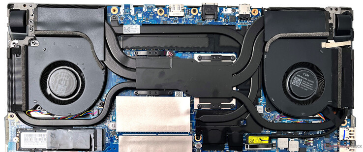 ROG Strix Scar 15拥有两个风扇，以及来自CPU和GPU的总共8根热管。