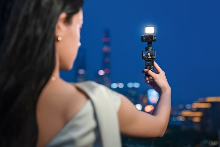 Insta360 Luna Ultra 采用双镜头设计