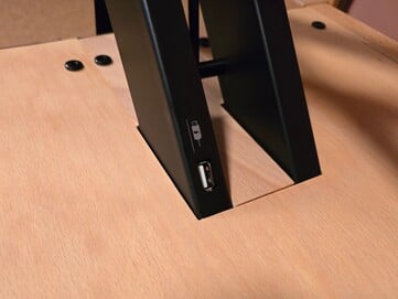 平板电脑或智能手机可通过 USB-A 端口供电。