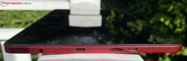左：3.5 毫米耳机插孔、USB-C 2.0、microSD 插槽、USB-C 3.1 Gen 1（带 DisplayPort