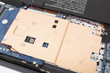 在CPU上安装铜板，没有风扇
