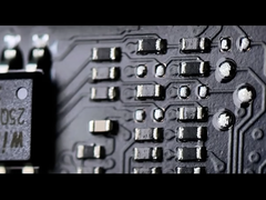 微星 RTX 5090Lightning 主板的照片，显示其电阻和线路布局