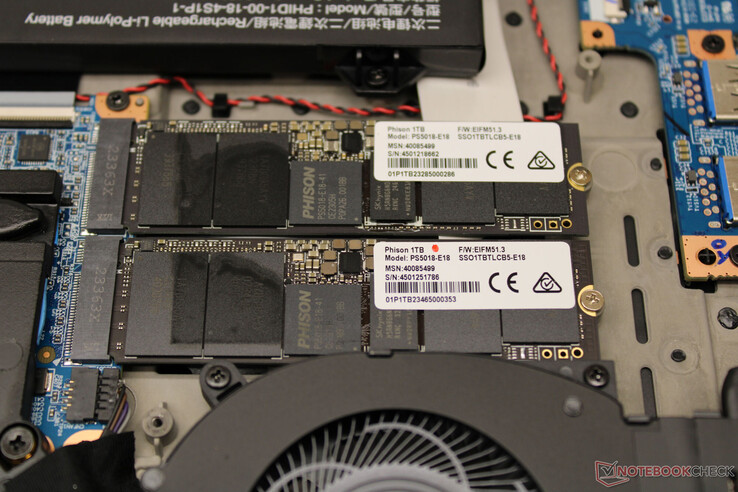 电脑配有两个 PCIe 4 固态硬盘。