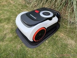 置于充电站中的 Navimow i210 LiDAR Pro