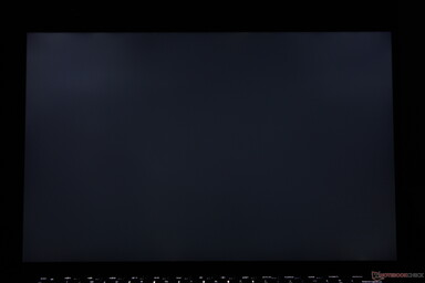 顶角有轻度-中度背光渗色