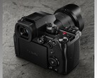 G9II 外形小巧，符合人体工程学原理（图片来源：Panasonic）