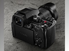 G9II 外形小巧，符合人体工程学原理（图片来源：Panasonic）