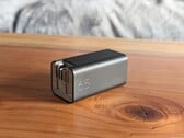 这款 65 W HP 适配器几乎具备了我们对便携式 USB-C 充电器所期待的所有功能