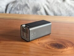 这款 65 W HP 适配器几乎具备了我们对便携式 USB-C 充电器所期待的所有功能