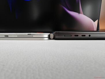 iPad Pro 11 2025 M5 和 Magic Keyboard（左）与Apple MacBook Pro 14（右）