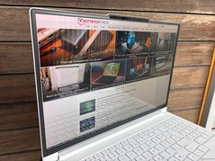 室外（明亮的白天，无阳光直射）