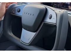 特斯拉为 Model S 和 Model X 提供新的 Yoke 方向盘（图片：特斯拉 / @dkrasniy, X-App）