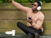 达姆森-伊德里斯（Damson Idris）佩戴索尼尚未发布的耳罩式耳机。