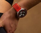 Amazfit 的 Active 2 智能手表（图中为高级版）正在接收 6.9.0.1 版软件。(图片来源：Amazfit）