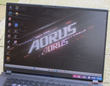 外面是 Aorus 16 X。