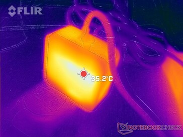 游戏超过一小时时，AC适配器可达到35℃以上