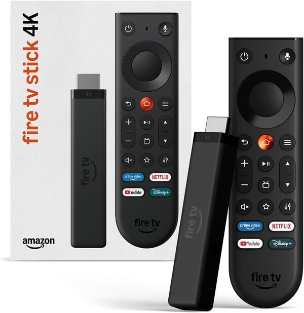 全新的 Fire TV Stick 4K(图中所示)定位低于 Fire TV 4K Max 和 Fire TV Cube。