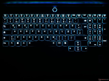 键盘照明（此处完全为蓝色）