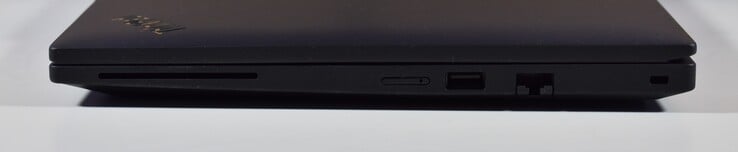 右侧智能卡读卡器、nanoSIM、USB-A 3.2 Gen 1、RJ45 以太网、肯辛顿锁插槽