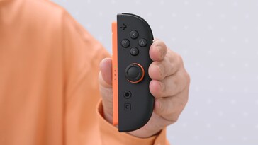 手持任天堂 Switch 2 Joy-Con（图片来源：截图，任天堂美国 YouTube）
