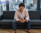 一张五野秀明坐在腾讯光速工作室沙发上的照片（图片来源：光速工作室）