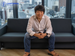 一张五野秀明坐在腾讯光速工作室沙发上的照片(图片来源:光速工作室)