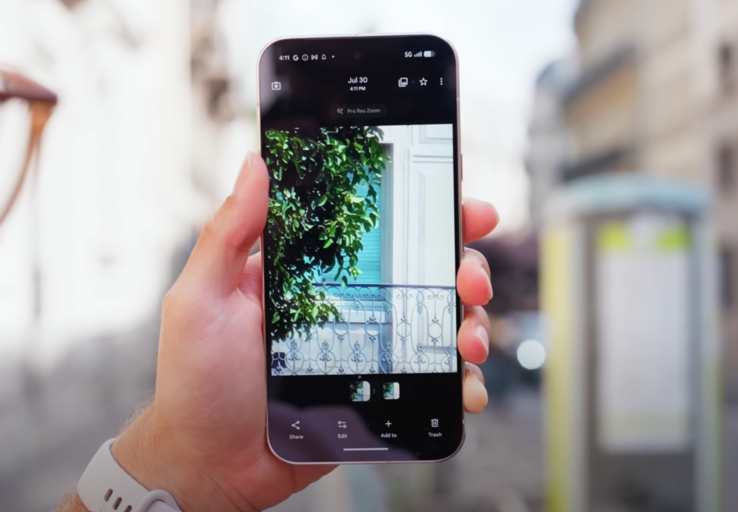 Pixel 10 Pro 可以拍摄出 100 倍变焦的建筑物照片（图片来源：MrWhosetheboss）