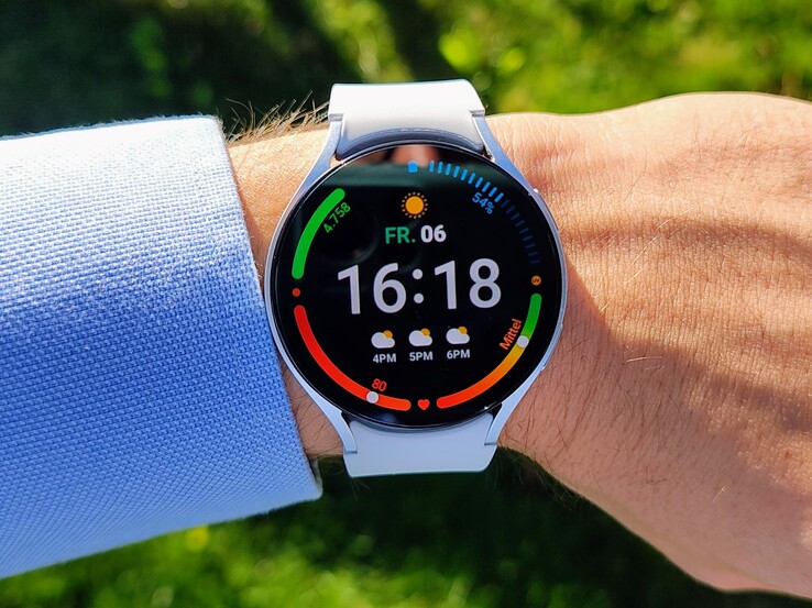 SamsungGalaxy Watch6 在阳光下也易于阅读。