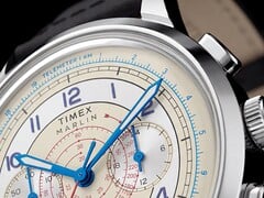 Timex Marlin Neo Classic 计时码表奶油色表盘的特写,表盘配有蓝色指针和阿拉伯数字,红色测速刻度,以及外缘环绕的蓝色测距刻度。
