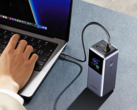 新款 UGREEN 200W 25,000mAh 电源箱有三个接口。(图片来源：UGREEN）