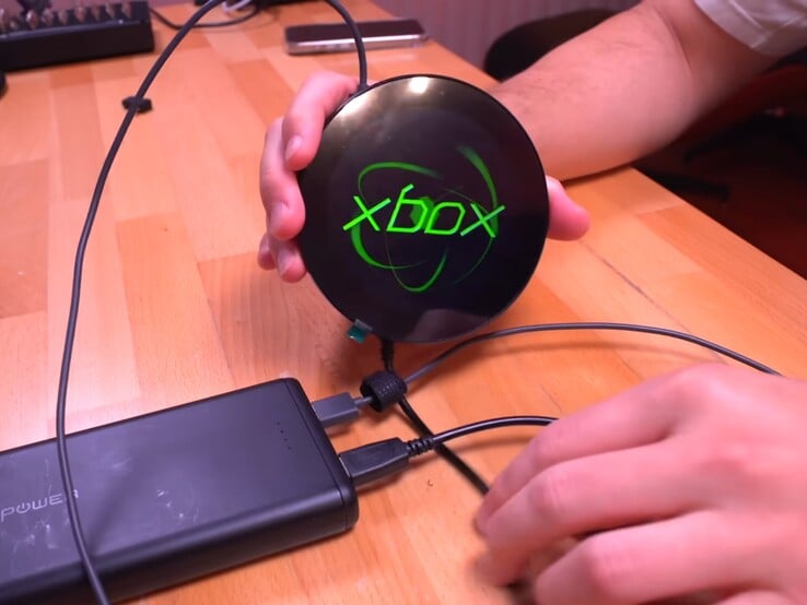 发光的宝石现在可以作为显示器使用。(图片来源：Macho Nacho Productions via YouTube）