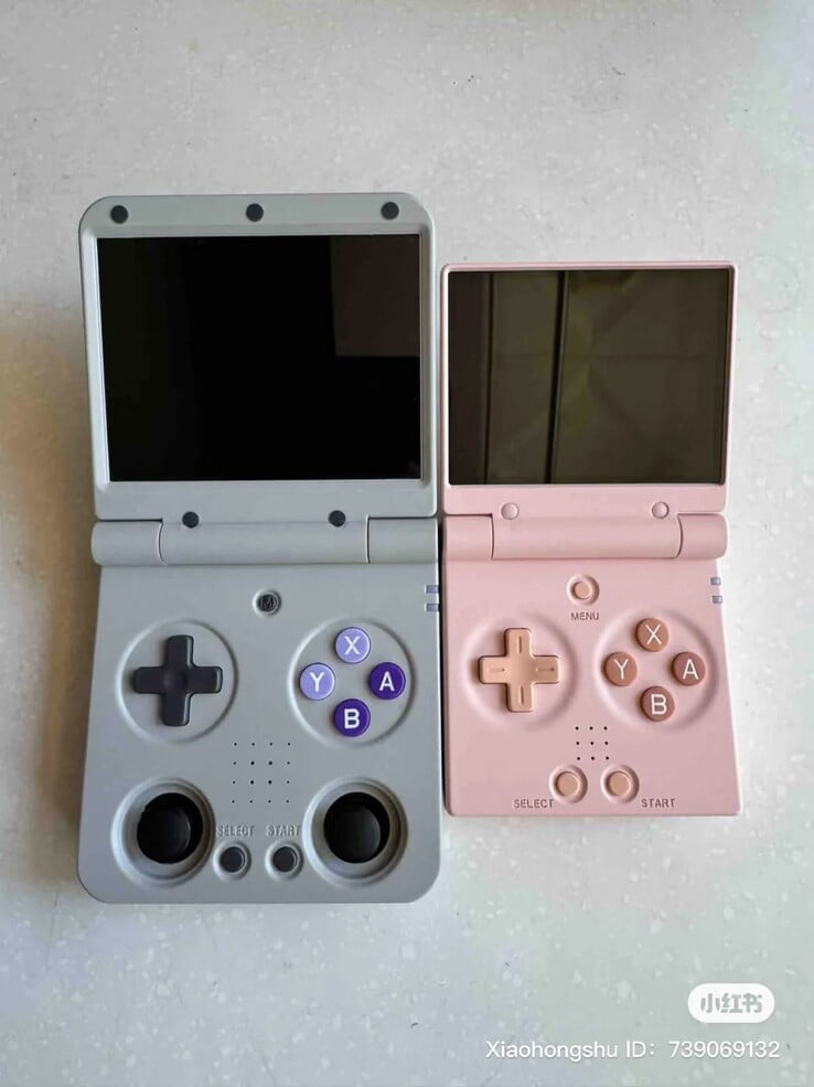 Miyoo Flip 和 Miyoo Mini Flip，从左到右。(图片来源：GameboyJuntaro）