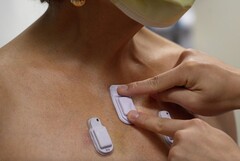西北大学可穿戴传感器实现了对包括呼吸问题在内的生命体征的持续远程监控。(来源：西北大学新闻稿）