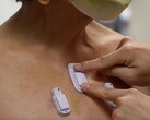 西北大学可穿戴传感器实现了对包括呼吸问题在内的生命体征的持续远程监控。(来源：西北大学新闻稿）