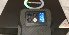 Doogee V20坚固耐用Android 手机，骑士黑版本上手评测（来源：自己）。