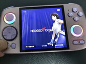 Anbernic 曾发布过一款采用 1:1 宽高比显示屏的游戏掌机。(图片来源：Anbernic via Retro Handhelds）
