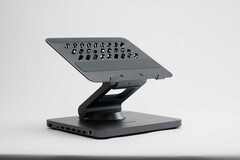 联想的 Smart Motion 概念是一款可根据用户动作自动调节的笔记本电脑支架。(图片来源：联想）
