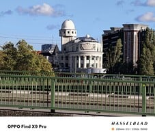 配备 10 倍变焦长焦转换器的 Oppo Find X9 Pro