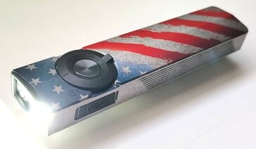 Olight ArkPro Stars & Stripes 手电筒的泛光模式光通量为 1,500 流明。